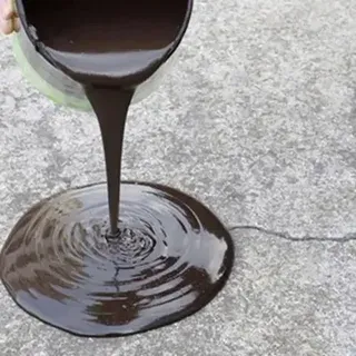 A conceptual molecular visualization showing raw bitumen reinforced by a blue elastic polymer structure, representing modified bitumen.